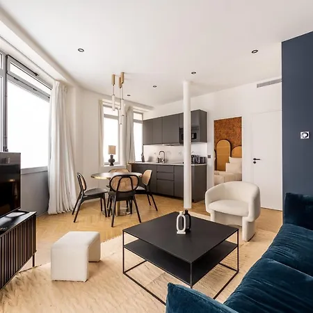 Lovely Close To Eiffel Tower פריז