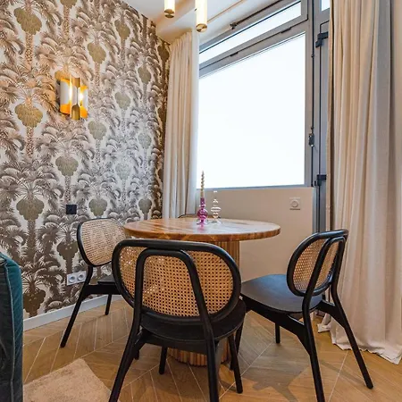 Lovely Close To Eiffel Tower Paris