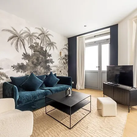 Lovely Close To Eiffel Tower *