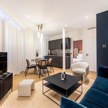 Lovely Close To Eiffel Tower *